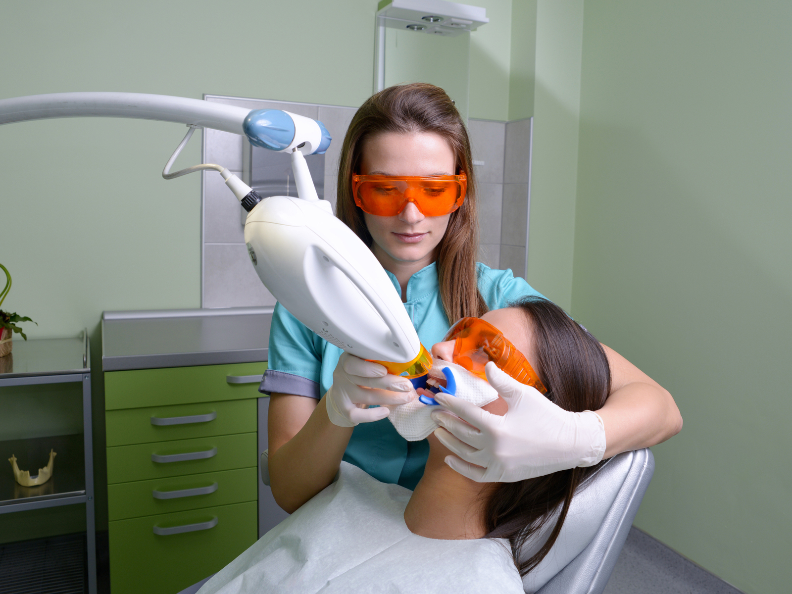How do dentists clean yellow teeth?